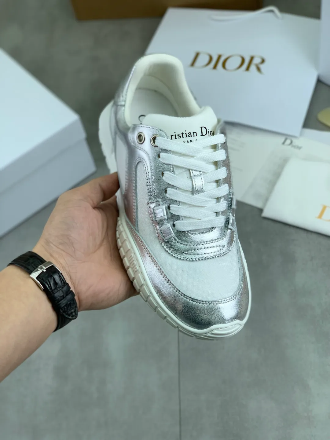 Men's men's shoes P560 new Dior Tech sneakers 2026 early spring series new products, with fashionable details, highlighting retro aesthetics. The light beige anti-suede cow leather upper is spliced ​​with apricot transparent mesh fabric on the side. The upper window edge is adhered with high-frequency flat ironing and back-pressure. It replicates the original craftsmanship, making it beautiful and comfortable without falling off. The interior is made of sheep lining of the same color and is soft and comfortable. The heel and tongue are embellished with the Paris logo. The textured TPU soles with the same color logo. The high-end version is exquisitely packaged with an airplane box, adding to the high-end style. Color: 4️⃣colors available Size: Female 35-41 Male 39-46